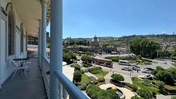 Superior-dobbeltværelse - balkon - byudsigt | Udendørs spisemuligheder