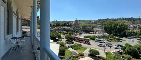 Superior-dobbeltværelse - balkon - byudsigt | Udendørs spisemuligheder