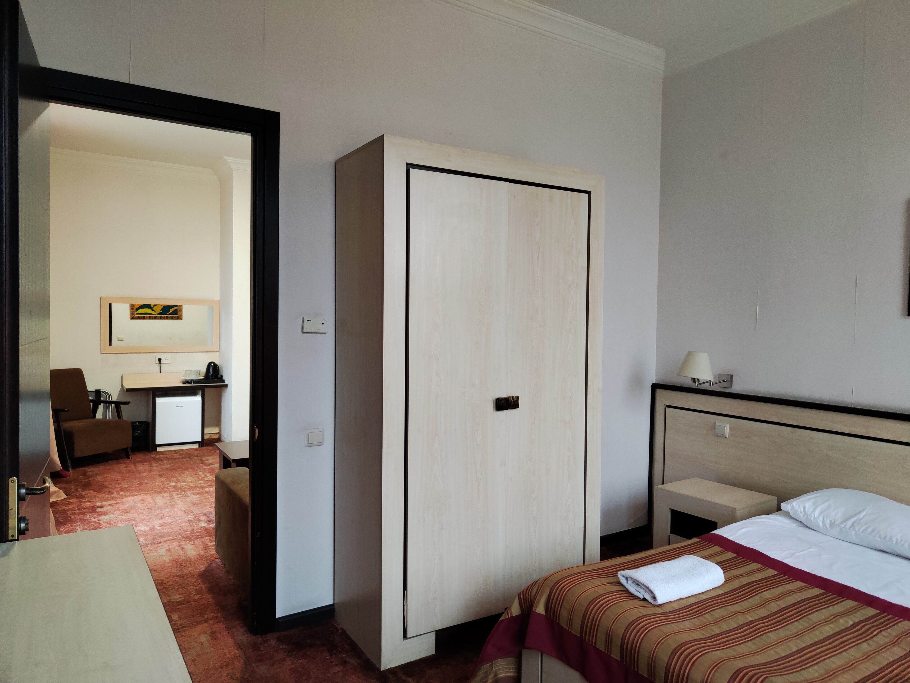 خزنة داخل الغرفة ومكتب وواي فاي مجانًا