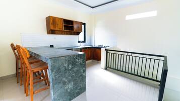 Villa, 5 slaapkamers, privézwembad | Privékeuken | Een koelkast, een kookplaat, kookgerei, borden en bestek