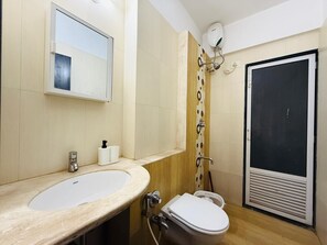 Un baño con lavabo, inodoro y ducha.