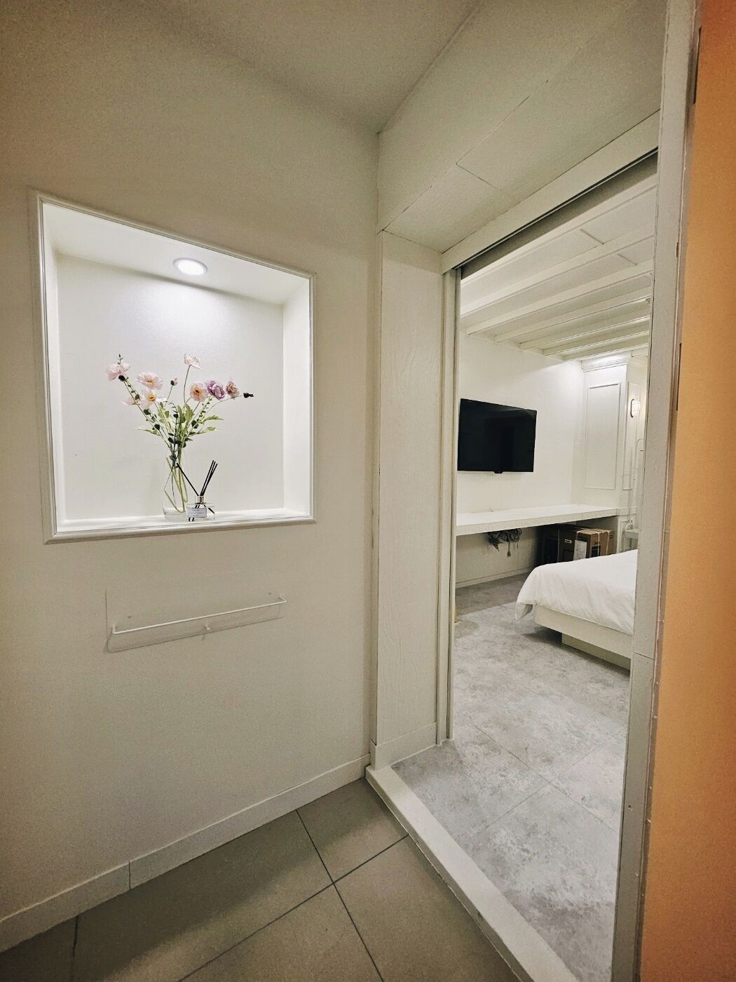 Escritorio, espacio para trabajar con laptop y wifi gratis 