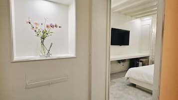 Escritorio, espacio para trabajar con laptop y wifi gratis