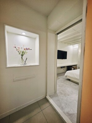 مكتب ومساحة عمل للكمبيوتر المحمول وواي فاي مجانًا