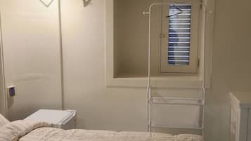 Eenvoudige kamer | Een bureau, een laptopwerkplek, gratis wifi