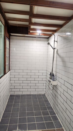 Chambre | Salle de bain | Sèche-cheveux, chaussons, serviettes fournies