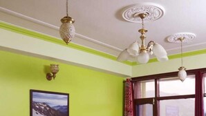 Une chambre avec un lit, une fenêtre et une vue sur un balcon.