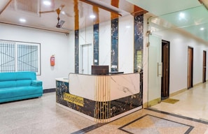 Lobby - Hotel Navneeta Grand Varanasi (Varanasi)