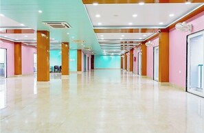 Living area - Hotel Navneeta Grand Varanasi (Varanasi)