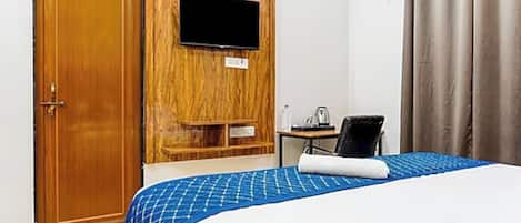Deluxe Double Room, Air conditioning | Hypo-allergenic bedding, desk, free WiFi