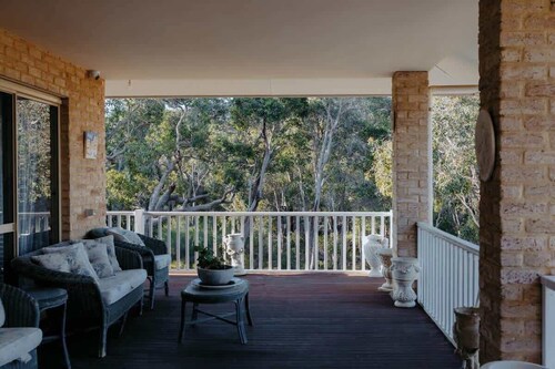 Eagle Bay Eyrie  Walk to Beach Pet-Friendly