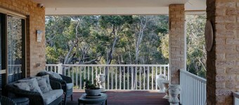 Eagle Bay Eyrie  Walk to Beach Pet-Friendly