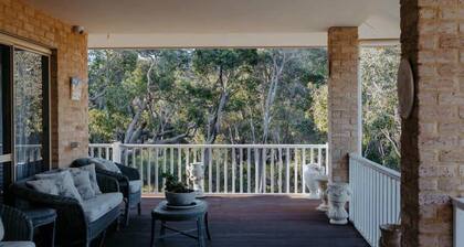 Eagle Bay Eyrie Walk to Beach Pet-Friendly