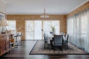 Dining - Eagle Bay Eyrie  Walk to Beach Pet-Friendly (Eagle Bay)