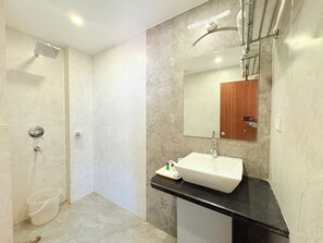 Premium tweepersoonskamer, uitzicht op zwembad | Badkamer | Een douche, handdoeken, zeep, shampoo