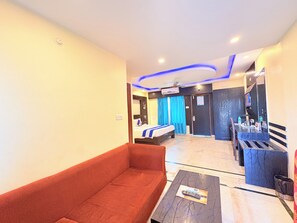 标准双人房, 泳池景观 | 办公桌、隔音、免费 WiFi