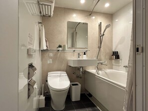 Bañera con ducha, secador de pelo, toallas, jabón