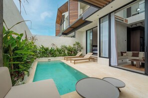 Outdoor pool, pool loungers - Villa Fresko 3 by Alfred in Bali (Pererenan)
