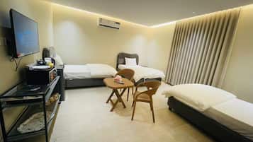 Triple Room | In-room safe, blackout drapes, free WiFi