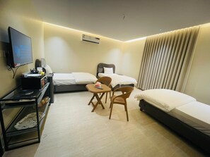 トリプルルーム | セーフティボックス (室内)、遮光カーテン、WiFi (無料)