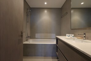 Hair dryer, towels, soap, toilet paper - Top floor Grande 2BR Luxe Panoramic Sea View Bohemian Style (Dubai)