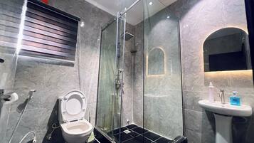 Appartement Économique, balcon, vue ville | Salle de bain | Articles de toilette gratuits, sèche-cheveux, serviettes fournies, savon