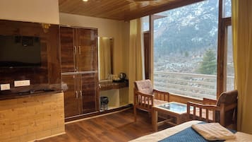 Habitación doble superior, balcón, vistas a la montaña | Escritorio y wifi gratis