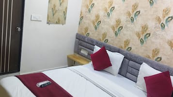 Habitación Deluxe doble, vistas a la ciudad | Espacio para trabajar con un portátil y wifi gratis