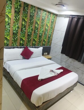 Dobbeltrom – deluxe, byutsikt | Skrivebord for bærbar PC og wi-fi (inkludert)