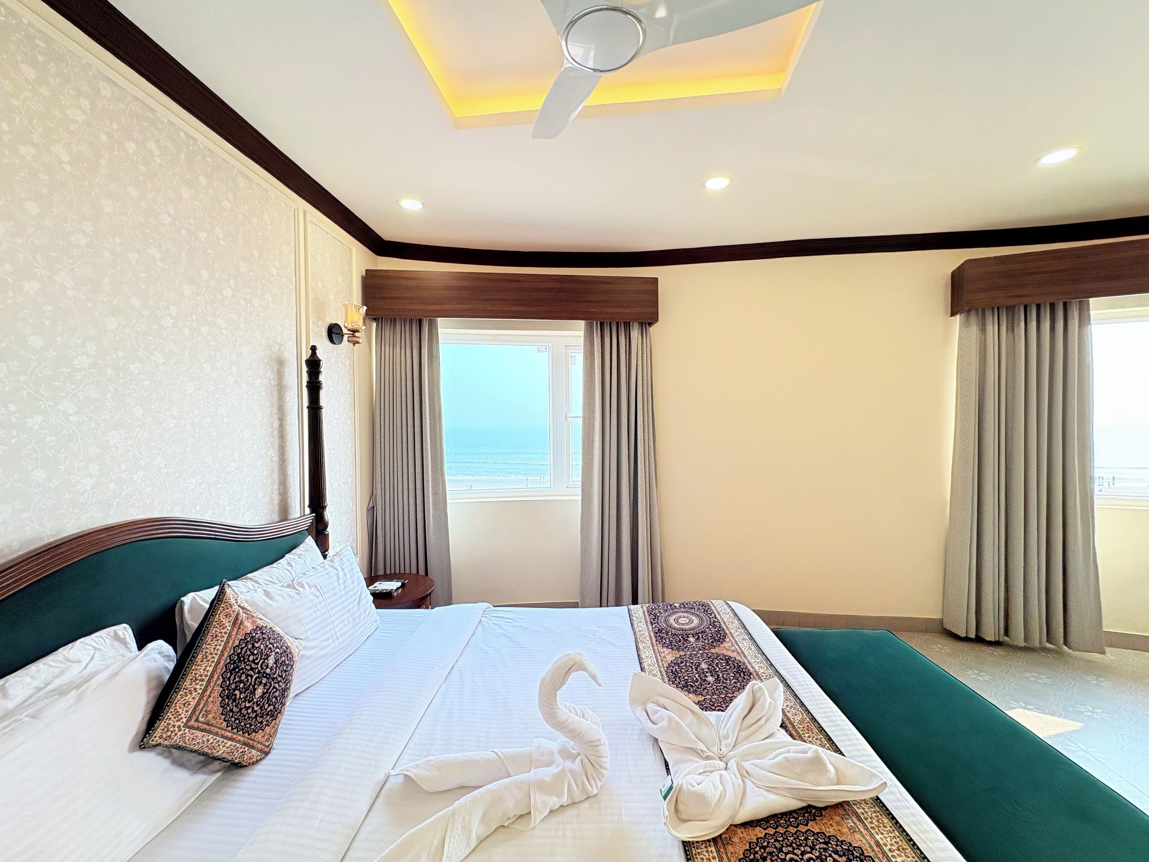 Family Room | Desk, soundproofing, iron/ironing board, free WiFi