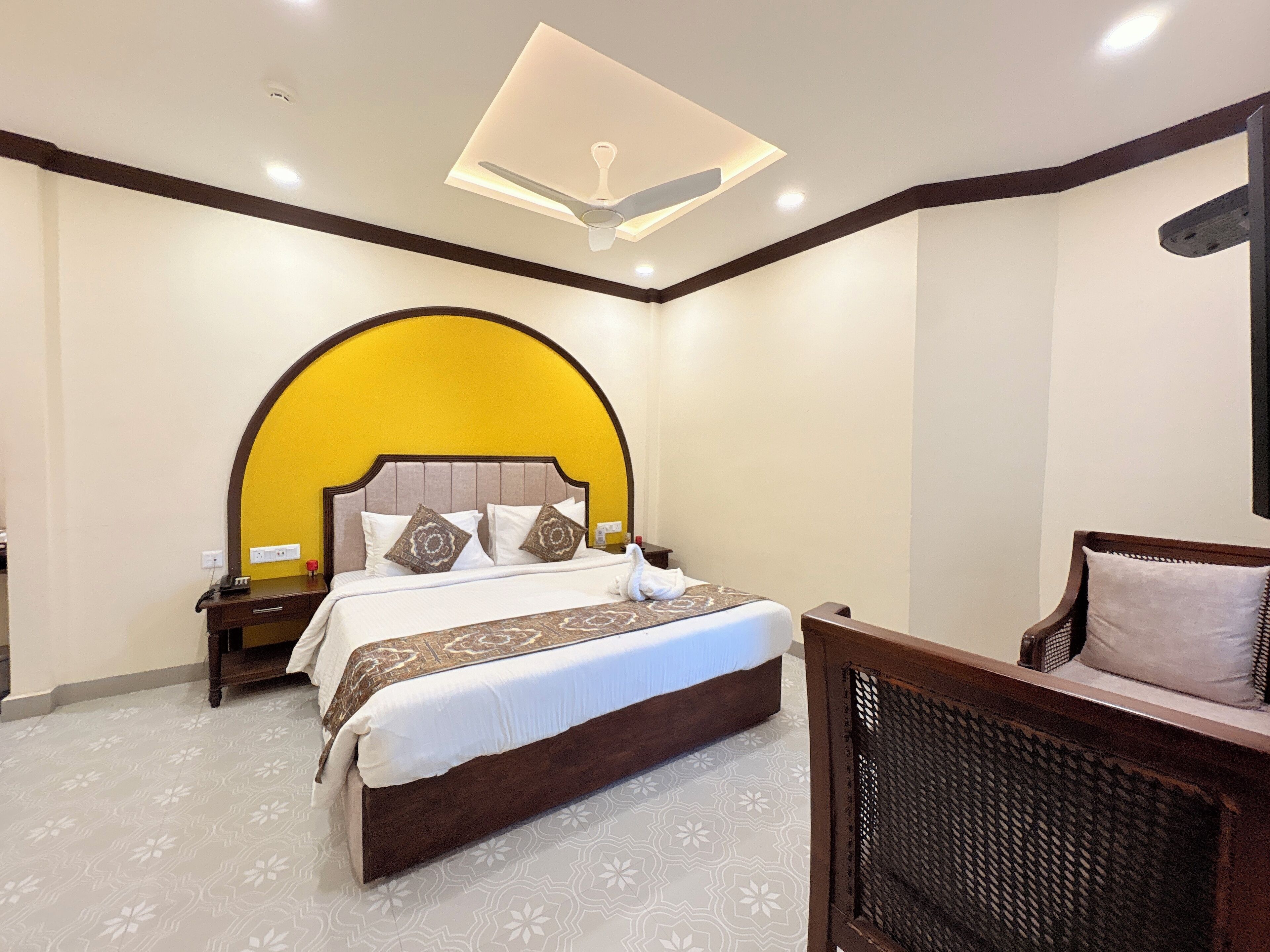 Desk, soundproofing, iron/ironing board, free WiFi