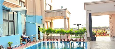 Una piscina al aire libre