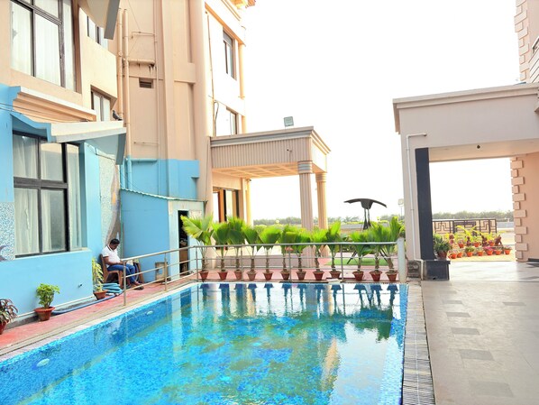 Outdoor pool - Hotel Prabhupada Puri (Puri)