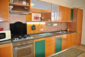Kühlschrank, Mikrowelle, Ofen, Herdplatte