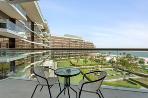 Outdoor dining - Stunning 2 Bedroom in Palm with private beach (Dubai)