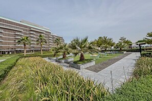 Terrace/patio - Stunning 2 Bedroom in Palm with private beach (Dubai)