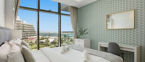 Bureau, fer et planche à repasser, lit de bébé portatif, Wi-Fi