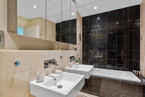 Hair dryer - Stunning 2 Bedroom in Palm with private beach (Dubai)