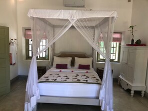 3 bedrooms, iron/ironing board, WiFi, bed sheets - 3 Bedroom Family Friendly Villa with Pool and Garden in Unawatuna (Galle)