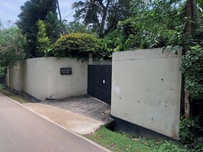 Property grounds - 3 Bedroom Family Friendly Villa with Pool and Garden in Unawatuna (Galle)