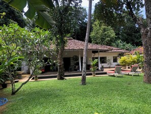 Terrace/patio - 3 Bedroom Family Friendly Villa with Pool and Garden in Unawatuna (Galle)
