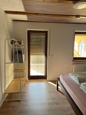 Iron/ironing board, WiFi, bed sheets - Apartment 'Sonnenschein' with Mountain View, Private Terrace and Wi-Fi (Kißlegg)