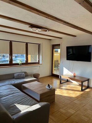 TV - Apartment 'Sonnenschein' with Mountain View, Private Terrace and Wi-Fi (Kißlegg)