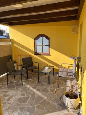 Terrace/patio - Apartment 'Sonnenschein' with Mountain View, Private Terrace and Wi-Fi (Kißlegg)