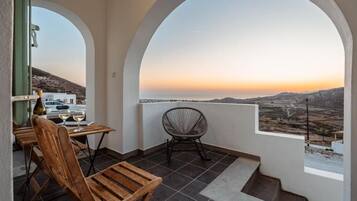 Suite junior, vista al mar | Restaurante al aire libre