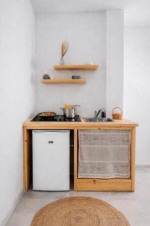 Refrigerador, parrilla de estufa y utensilios de cocina 