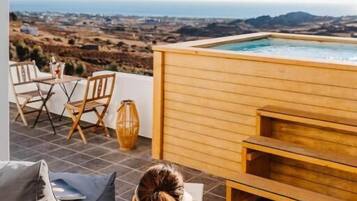 Suite, vista al mar | Restaurante al aire libre