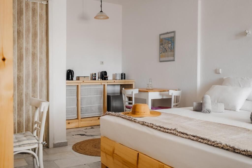 خزنة داخل الغرفة ومكتب ومساحة عمل للكمبيوتر المحمول ومكواة/ل وح كي