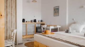 Suite junior, vista al mar | Caja de seguridad en la habitación y escritorio