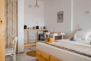 Suite junior, vista al mar | Caja de seguridad en la habitación y escritorio 